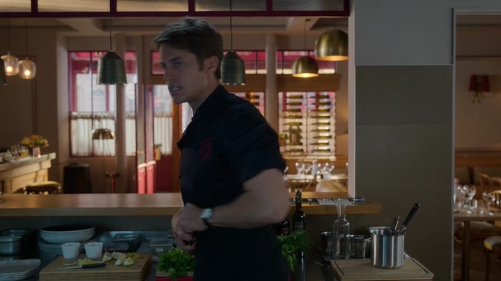 Emily_in_Paris_S02E08_WEBRip_x264-ION10_1834.jpg