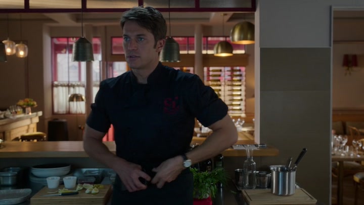 Emily_in_Paris_S02E08_WEBRip_x264-ION10_1835.jpg