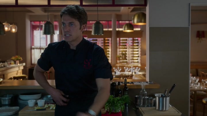 Emily_in_Paris_S02E08_WEBRip_x264-ION10_1836.jpg