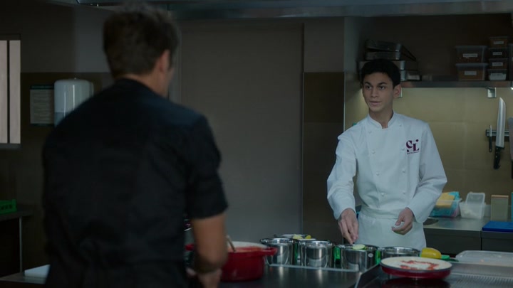 Emily_in_Paris_S02E08_WEBRip_x264-ION10_1837.jpg