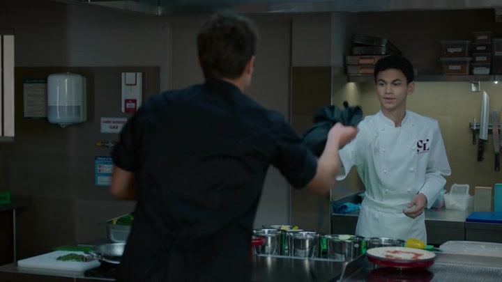 Emily_in_Paris_S02E08_WEBRip_x264-ION10_1839.jpg