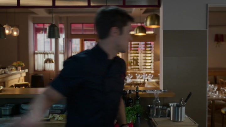 Emily_in_Paris_S02E08_WEBRip_x264-ION10_1840.jpg
