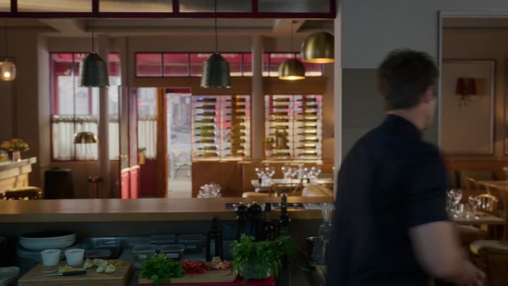 Emily_in_Paris_S02E08_WEBRip_x264-ION10_1841.jpg