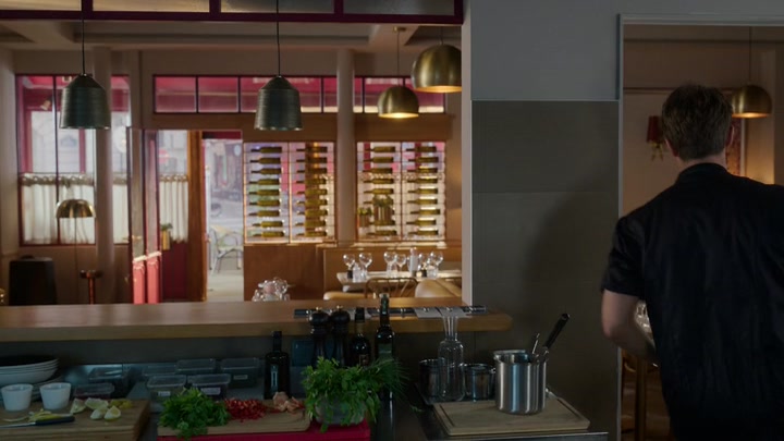 Emily_in_Paris_S02E08_WEBRip_x264-ION10_1842.jpg