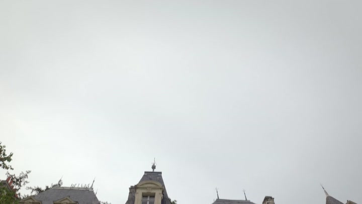 Emily_in_Paris_S02E08_WEBRip_x264-ION10_1843.jpg
