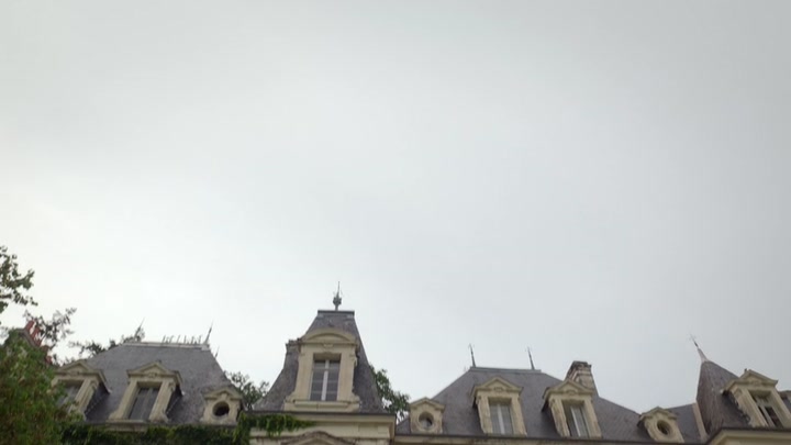 Emily_in_Paris_S02E08_WEBRip_x264-ION10_1844.jpg