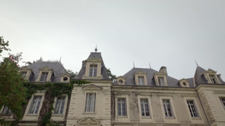 Emily_in_Paris_S02E08_WEBRip_x264-ION10_1846.jpg