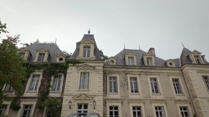 Emily_in_Paris_S02E08_WEBRip_x264-ION10_1847.jpg