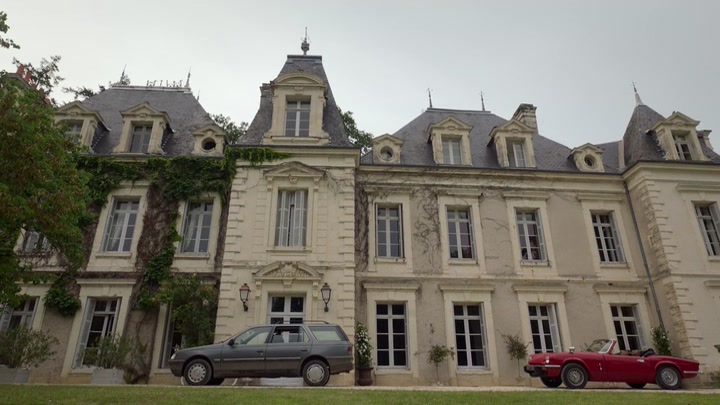 Emily_in_Paris_S02E08_WEBRip_x264-ION10_1849.jpg