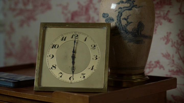 Emily_in_Paris_S02E08_WEBRip_x264-ION10_1851.jpg