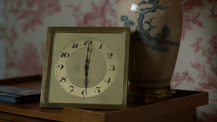 Emily_in_Paris_S02E08_WEBRip_x264-ION10_1852.jpg