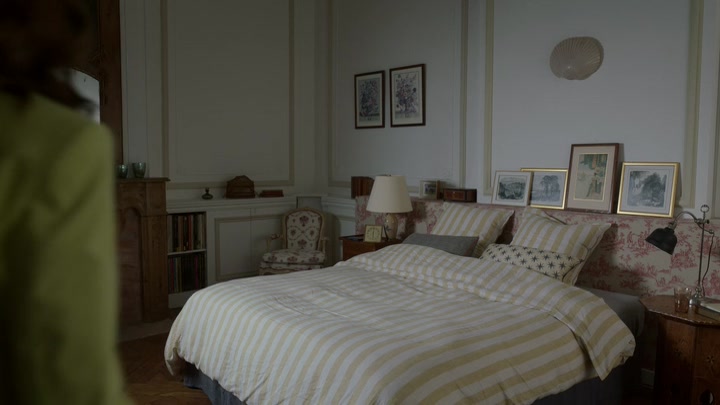 Emily_in_Paris_S02E08_WEBRip_x264-ION10_1854.jpg