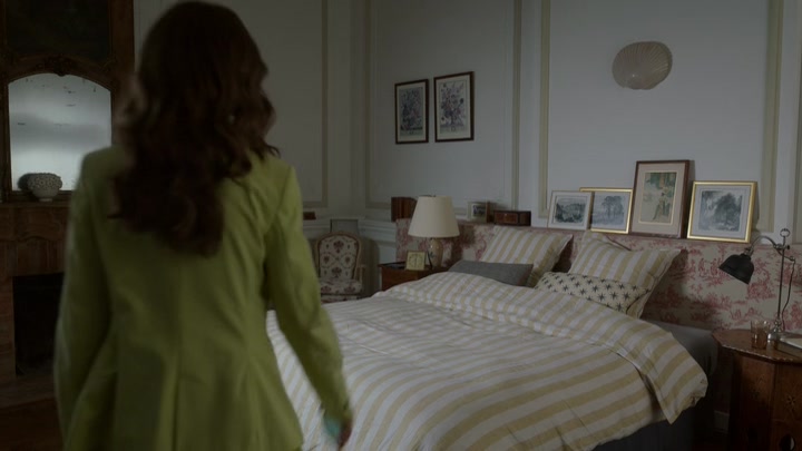 Emily_in_Paris_S02E08_WEBRip_x264-ION10_1855.jpg