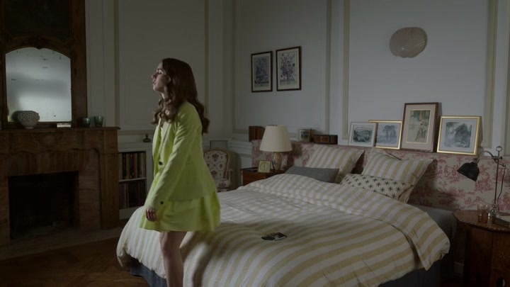 Emily_in_Paris_S02E08_WEBRip_x264-ION10_1858.jpg