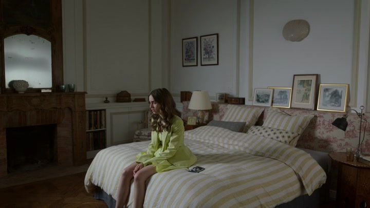 Emily_in_Paris_S02E08_WEBRip_x264-ION10_1861.jpg