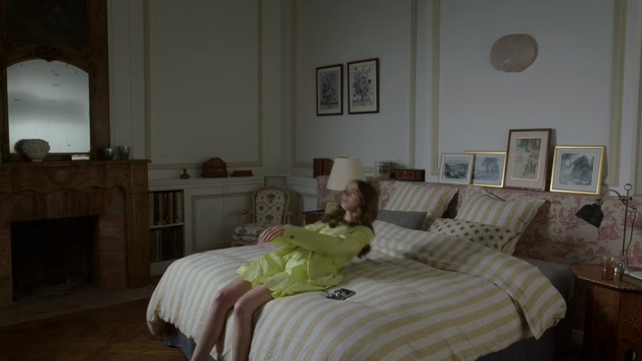 Emily_in_Paris_S02E08_WEBRip_x264-ION10_1866.jpg