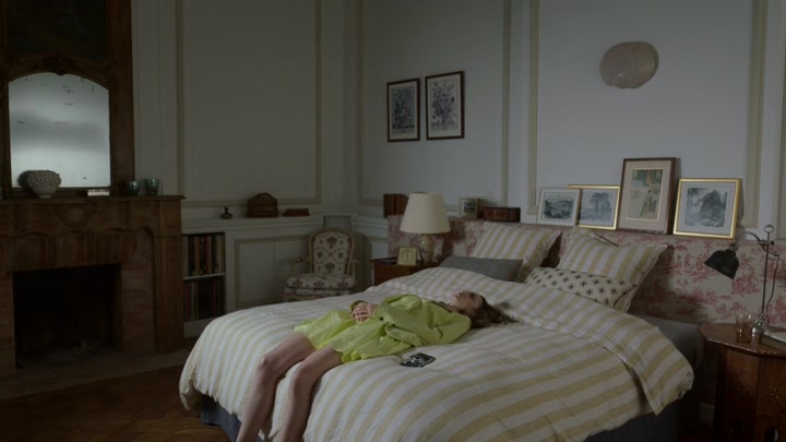 Emily_in_Paris_S02E08_WEBRip_x264-ION10_1867.jpg