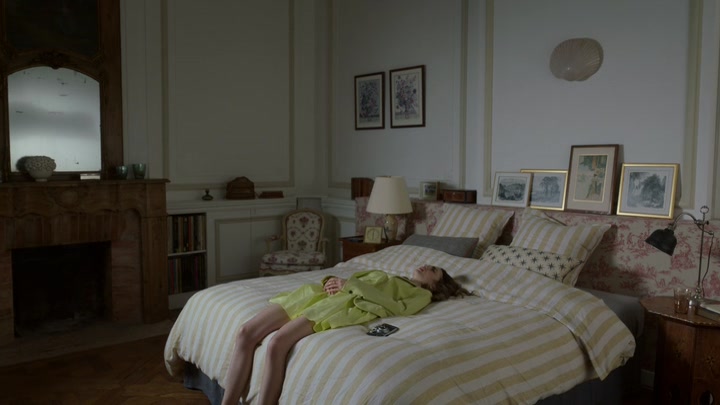 Emily_in_Paris_S02E08_WEBRip_x264-ION10_1869.jpg
