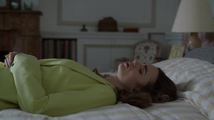 Emily_in_Paris_S02E08_WEBRip_x264-ION10_1877.jpg