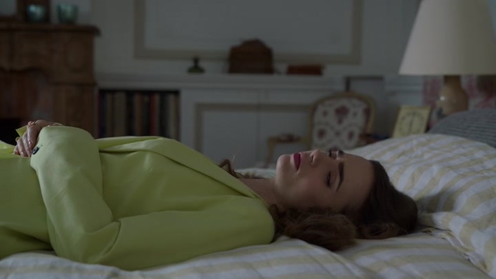 Emily_in_Paris_S02E08_WEBRip_x264-ION10_1879.jpg