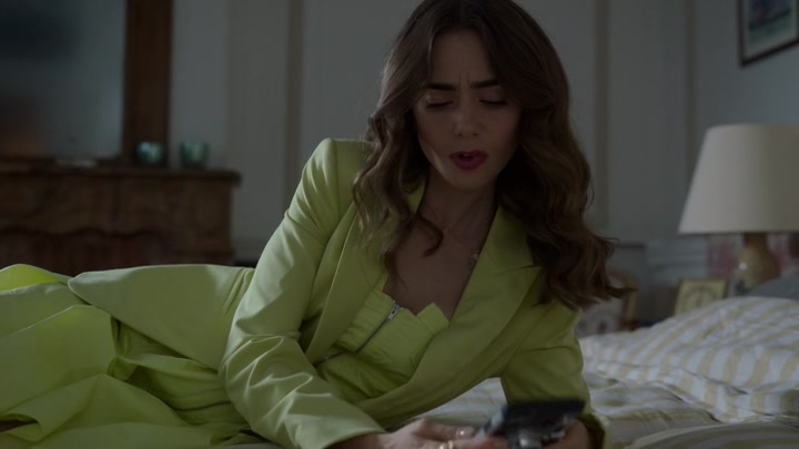 Emily_in_Paris_S02E08_WEBRip_x264-ION10_1885.jpg