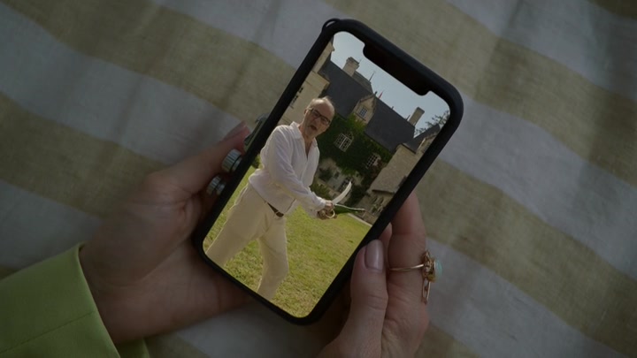 Emily_in_Paris_S02E08_WEBRip_x264-ION10_1893.jpg