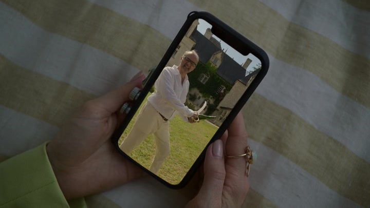 Emily_in_Paris_S02E08_WEBRip_x264-ION10_1894.jpg