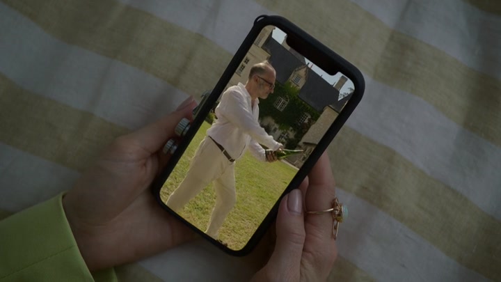 Emily_in_Paris_S02E08_WEBRip_x264-ION10_1895.jpg