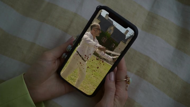 Emily_in_Paris_S02E08_WEBRip_x264-ION10_1896.jpg