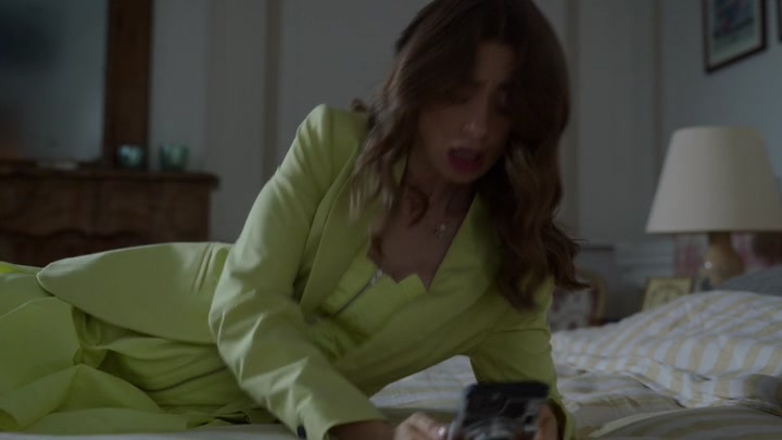 Emily_in_Paris_S02E08_WEBRip_x264-ION10_1897.jpg