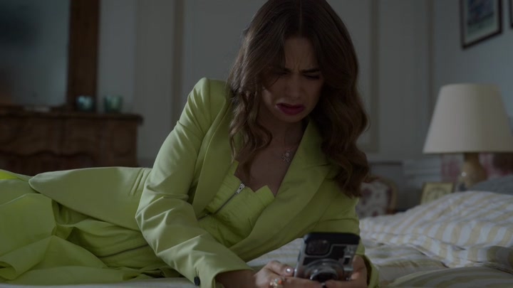 Emily_in_Paris_S02E08_WEBRip_x264-ION10_1899.jpg