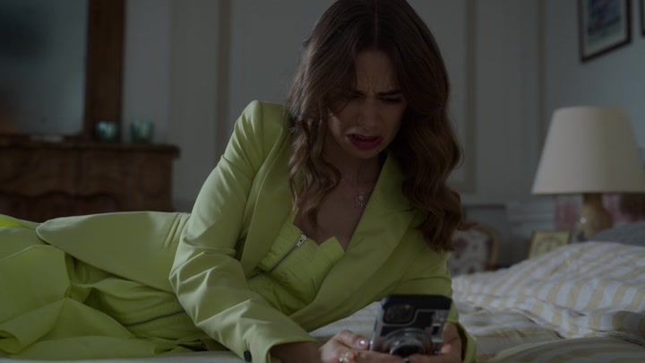 Emily_in_Paris_S02E08_WEBRip_x264-ION10_1900.jpg