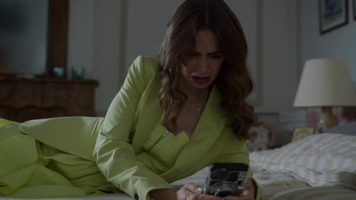 Emily_in_Paris_S02E08_WEBRip_x264-ION10_1901.jpg