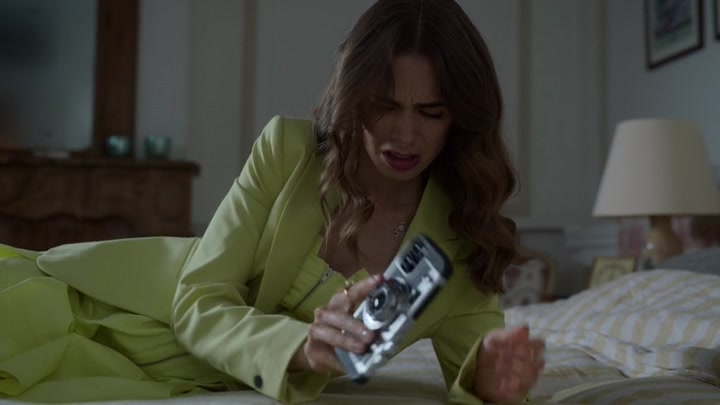 Emily_in_Paris_S02E08_WEBRip_x264-ION10_1903.jpg