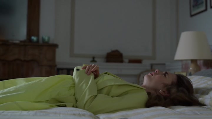 Emily_in_Paris_S02E08_WEBRip_x264-ION10_1905.jpg