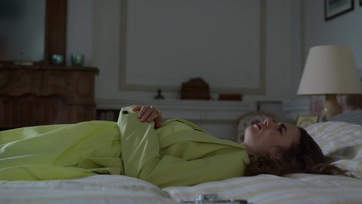Emily_in_Paris_S02E08_WEBRip_x264-ION10_1906.jpg