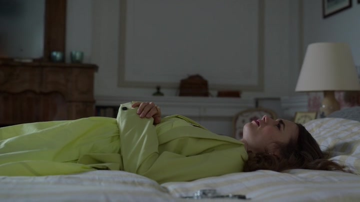 Emily_in_Paris_S02E08_WEBRip_x264-ION10_1907.jpg