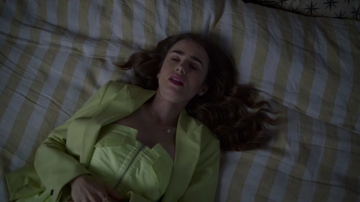 Emily_in_Paris_S02E08_WEBRip_x264-ION10_1912.jpg
