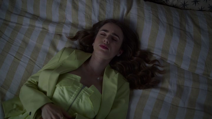 Emily_in_Paris_S02E08_WEBRip_x264-ION10_1915.jpg
