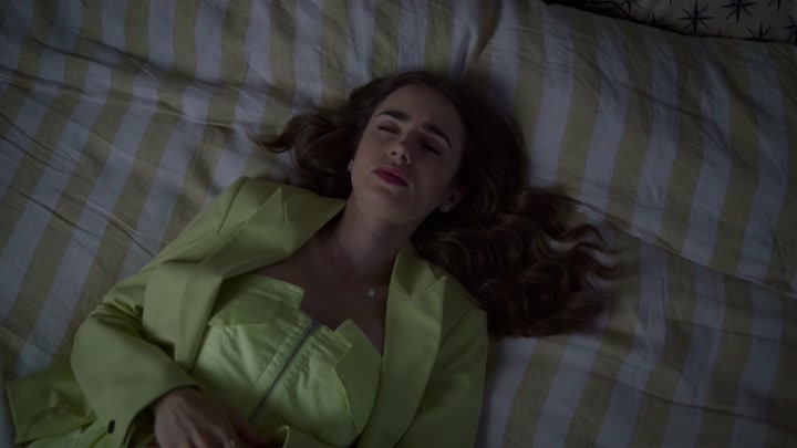 Emily_in_Paris_S02E08_WEBRip_x264-ION10_1917.jpg