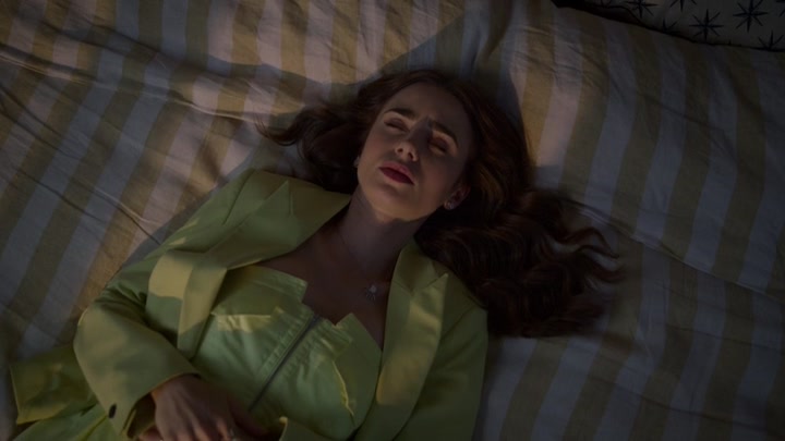 Emily_in_Paris_S02E08_WEBRip_x264-ION10_1921.jpg