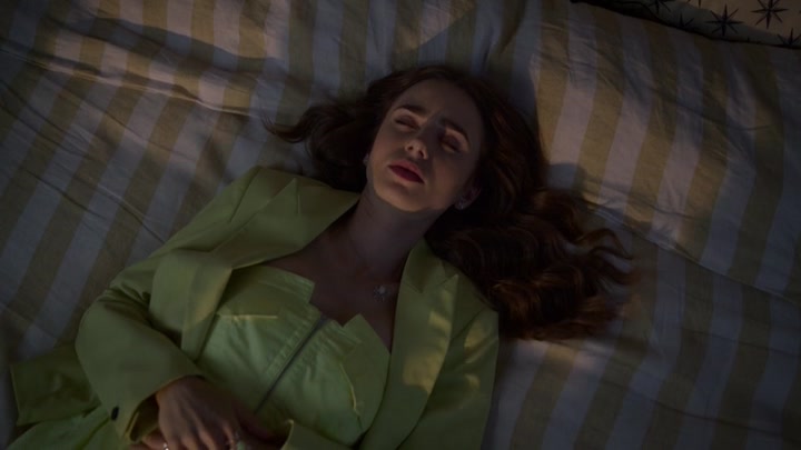 Emily_in_Paris_S02E08_WEBRip_x264-ION10_1922.jpg