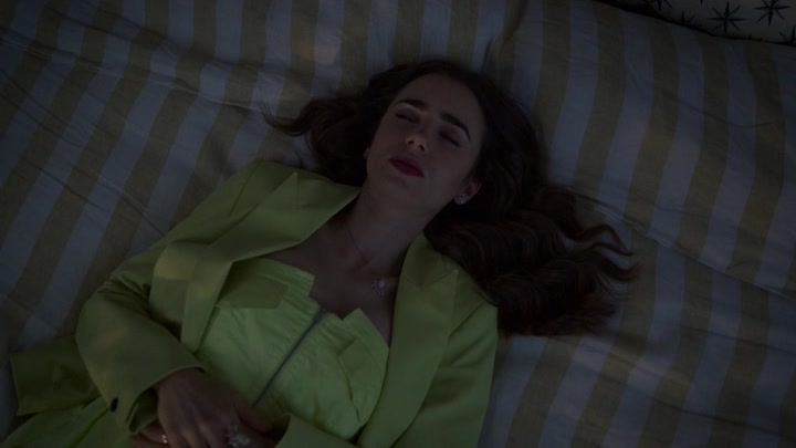 Emily_in_Paris_S02E08_WEBRip_x264-ION10_1924.jpg