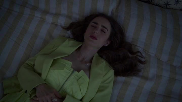 Emily_in_Paris_S02E08_WEBRip_x264-ION10_1925.jpg