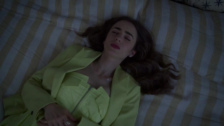 Emily_in_Paris_S02E08_WEBRip_x264-ION10_1926.jpg