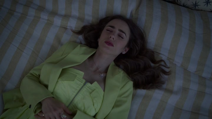 Emily_in_Paris_S02E08_WEBRip_x264-ION10_1927.jpg