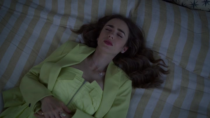 Emily_in_Paris_S02E08_WEBRip_x264-ION10_1928.jpg