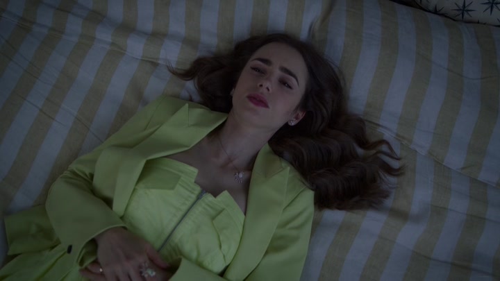 Emily_in_Paris_S02E08_WEBRip_x264-ION10_1930.jpg