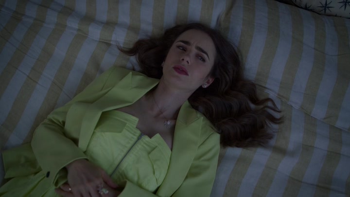 Emily_in_Paris_S02E08_WEBRip_x264-ION10_1932.jpg