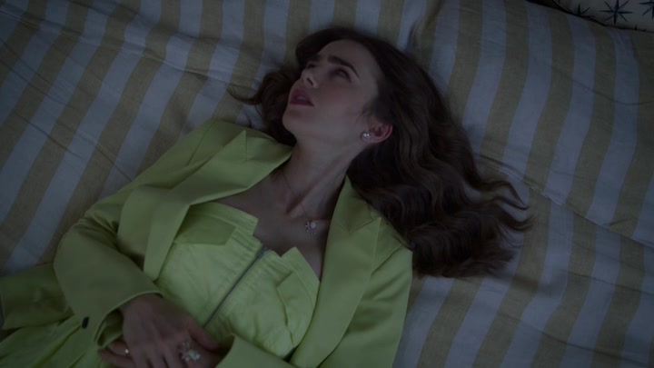 Emily_in_Paris_S02E08_WEBRip_x264-ION10_1939.jpg